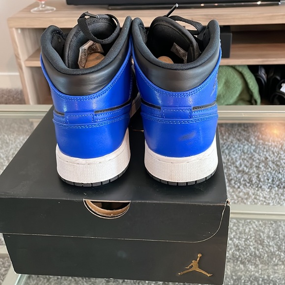 Air Jordan 1 Mid Hyper Royal - Picture 5 of 9